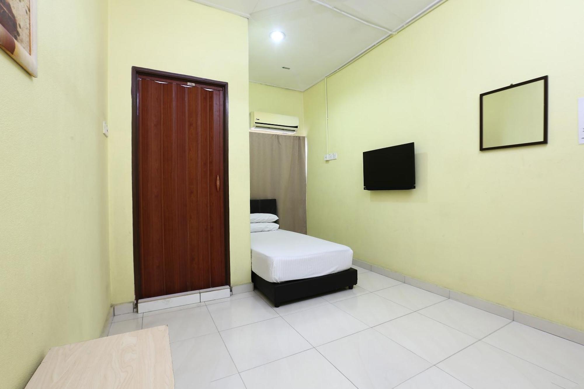 Oyo 89925 Innap